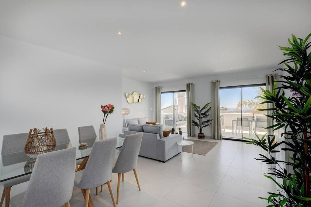 2 Bed At Hills With Great Sea Views! Apartamento