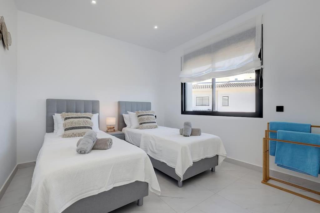 2 Bed At Hills With Great Sea Views! Apartamento