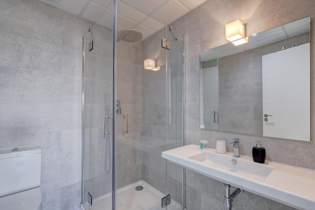 2 Bed At Hills With Great Sea Views! Apartamento
