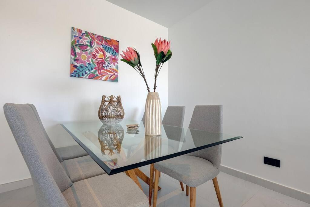 2 Bed At Hills With Great Sea Views! Apartamento