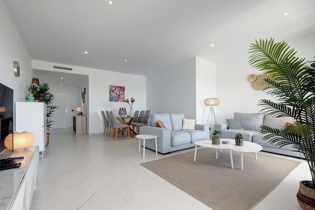 2 Bed At Hills With Great Sea Views! Apartamento